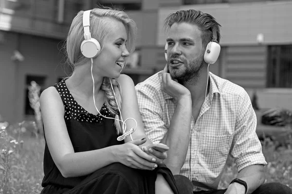 Joven pareja pasar tiempo juntos con música . — Foto de Stock