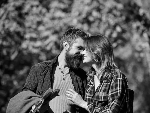 Liefde, relatie, familie en mensen concept - glimlachend paar knuffelen — Stockfoto
