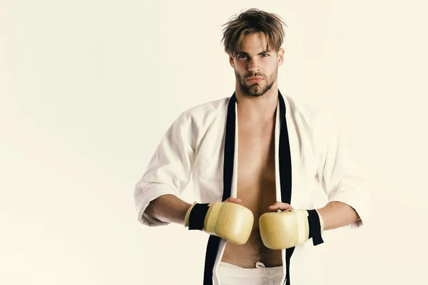 Guapo joven deportista muscular con guantes de boxeo — Foto de Stock