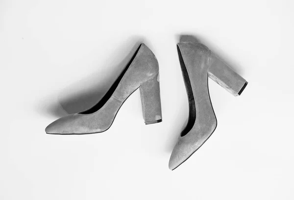 Concepto de zapatos de moda. Zapatos fabricados en ante gris sobre fondo amarillo. Calzado para mujer con tacones gruesos, vista superior. Par de zapatos de tacón alto de moda —  Fotos de Stock
