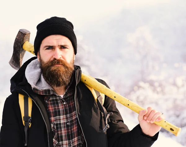 Hipster woodsman koncept. Macho i vinterkläder med ryggsäck. — Stockfoto