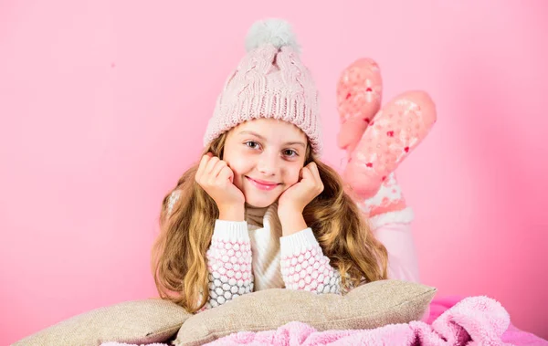 Conceito de acessório de inverno. Menina cabelo longo sonho rosa fundo. Kid dreamy face wear acessório de malha. Menina criança usar bonito tricotado chapéu elegante e cachecol acessório. Inverno acessório de moda — Fotografia de Stock