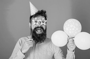Mutlu sakallı adam renkli baloons ve kağıt yıldız ile Doğum günü şapkalı glassses şeklinde. Uzun sakallı ve açık ağız gösteri performans ile komedyen. Sakallı adam parti, eğlence kavramı konukları eğlenceli