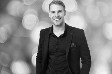 Kurumsal kıyafet. Mutlu resmi siyah takım elbise Festival arka plan bulanık. Rahat bir iş. Rahat bakmak profesyonel ortam ve şenlikli kurumsal etkinlikler için yapılmış. Kurum kültürü