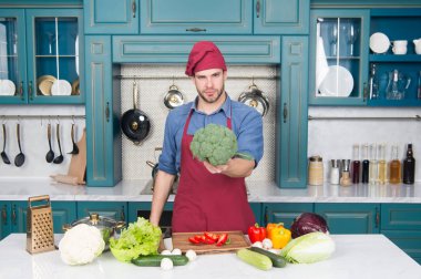 Vejetaryen diyet kavramı. Mutfak tarifi. Şef pişirme Vejeteryan tarifi. Vejetaryen mutfağı zengin vitamin. Adam şef mutfakta yemek önlük giymek. Taze sebze ile adam cook vejetaryen tarifi