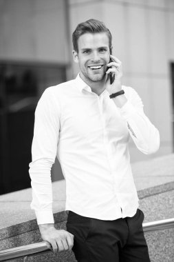 Her zaman kullanılabilir. Bakımlı beyaz gömlek uzun kol telefonu kentsel arka plan konuş. İşadamı ciddi mutlu çağrı sırasında öğle yemeği zaman mobil. Adam yakışıklı çekici ofis çalışanı biliyor cep telefonu