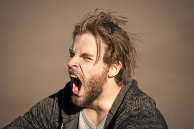 Bağırmak ya da esneyen yakışıklı adam ya da sakallı adam