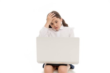 Şok edici içerik. Şok olmuş bir suratla internette sörf yapan liseli kız. Sersemlemiş bir kız kafasına dokunur. Bu nasıl mümkün olabilir? İnanılmaz bir haber. İnternet dizüstü bilgisayarında sörf. Ebeveyn danışma kavramı