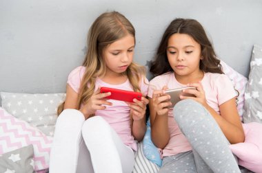 Smartphone uygulama kavramı. Kız gibi boş zaman pijama partisi. Kızlar smartphone küçük blogcular. Çevrimiçi eğlence. Sosyal ağ keşfedin. Smartphone için eğlence. Selfie çekici çocuklar