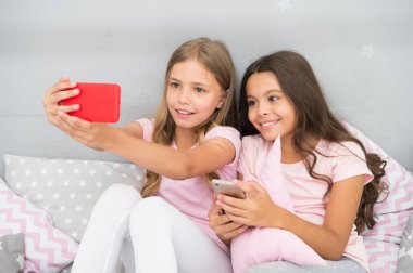 Çevrimiçi eğlence. Sosyal ağ keşfedin. Smartphone için eğlence. Çocuklar selfie alarak. Smartphone uygulama kavramı. Kız gibi boş zaman pijama partisi. Kızlar smartphone küçük blogcular