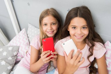 Sosyal ağı keşfedin. Çocuklar selfie çekiyor. Akıllı telefon uygulama konsepti. Çevrimiçi eğlence. Kız eğlencesi pijama partisi. Kızlar akıllı telefon blogcuları. Eğlence için akıllı telefon
