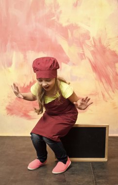 boş aşçı Restoran Menü tahta üzerinde oturan küçük mutlu Şef