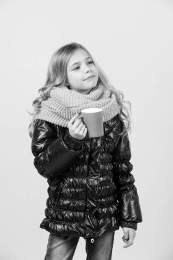 Çocuk tutun kupa siyah ceket ve pembe eşarp