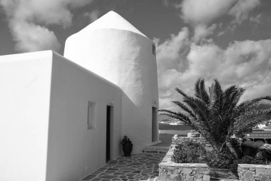Mykonos, Yunanistan deniz yoluyla ev. Badanalı bina ve avuç içi güneşli mavi gökyüzü. Tipik ev mimarisi ve tasarım. Bir Akdeniz Adası yaz tatili. Yolculuk tutkusu ve seyahat kavramı