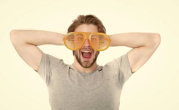 Junger Mann mit großer Brille isoliert auf weißem Grund — Stockfoto