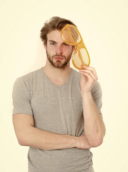 Homme en chemise grise avec de drôles de grandes lunettes orange — Photo