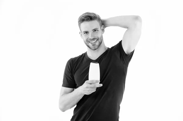 Feliz hombre mantenga botella de champú aislado en blanco. Hombre barbudo sonrisa con tubo de gel. Peluquería y peluquería. Higiene. Cuidado del cabello y cuidado de la piel. Salud y salud. Cosmético para baño o ducha — Foto de Stock