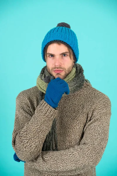 모자와 목도리로 고정 된 액세서리. 모자를 뜨개질하고 스카프를 쓴 겨울 패션 시즌의 남자. 남자는 청록색 바탕에 뜨개질 한 옷을 입는다. 겨울 액세서리 개념. 겨울 패션에 뜨개질을 한 옷 — 스톡 사진