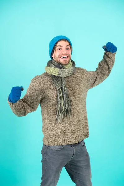 男は帽子の手袋とスカーフ冬のファッションを編んだ。男はニットアクセサリーターコイズの背景を身に着けている。冬のアクセサリーコンセプト。冬のファッションニットの服。帽子とスカーフとしてニットアクセサリー — ストック写真