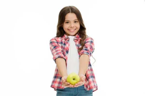 Concetto di snack scolastico. Spuntino alla vitamina Apple. Ragazza carina capelli ricci lunghi tiene mela frutta sfondo bianco. Bambino ragazza vestiti casual tiene mela. Ragazzo bambino faccia felice come mela. Dieta nutrizionale sana — Foto Stock