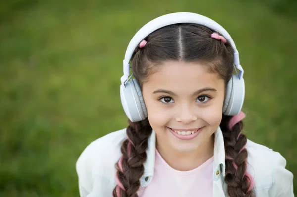 Casualmente hermosa. Feliz infancia. El otoño se acurruca. Humor de otoño en auriculares para niña bonita. Niña feliz escuchando música. Niño pequeño con sonrisa feliz. Me siento genial. Sólo me divierto. — Foto de Stock