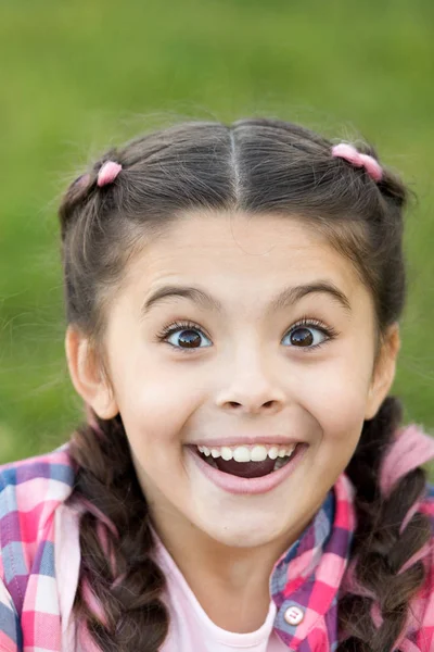 Menina surpresa bonito com sorriso no rosto. Expressão de felicidade. Momento de inexpectativa. Estou ansioso por apresentar. Lindo rosto jovem. Emoção brilhante no rosto da senhora — Fotografia de Stock