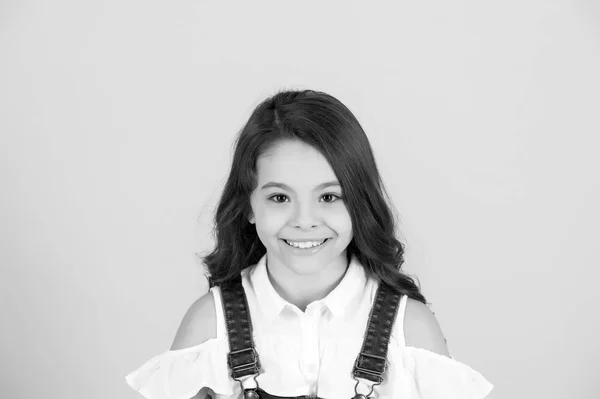 Kind, gelukkige jeugd concept. zwart-wit gelukkig klein meisje — Stockfoto