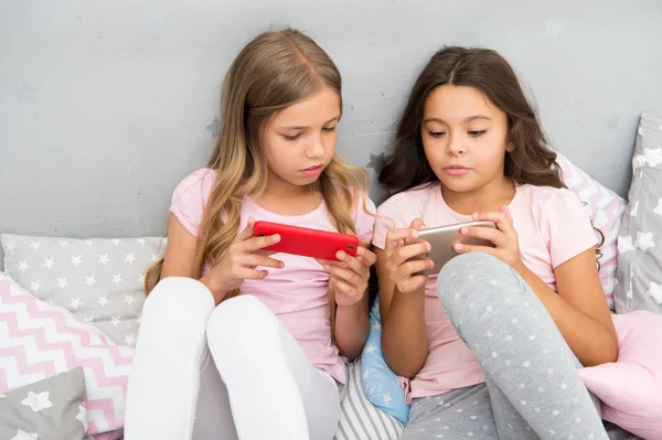 Concepto de aplicación Smartphone. Fiesta de pijama de ocio femenino. Chicas teléfonos inteligentes pequeños bloggers. Entretenimiento online. Explora las redes sociales. Smartphone para entretenimiento. Niños tomando selfie — Foto de Stock