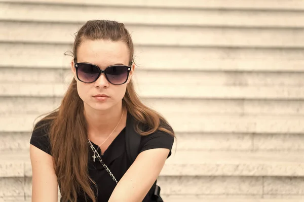 Mooi meisje of vrouw zitten op de trap — Stockfoto