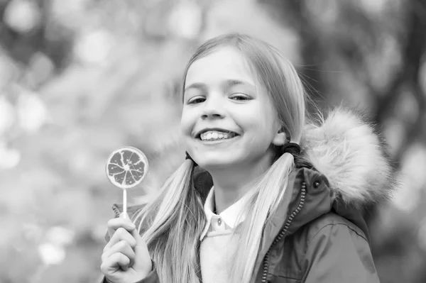 Meisje glimlach met lollipop op natuurlijke achtergrond — Stockfoto
