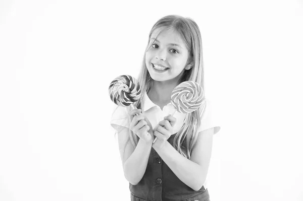 Una piruleta muy grande. Pequeño niño sonríe con caramelos en palos aislados en blanco. Feliz niña sonríe con piruletas. Chica sonriendo con caramelos de remolino. Comida y postre. Dieta y dieta —  Fotos de Stock