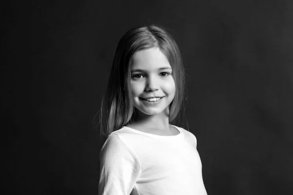 Flicka Med Leende Bedårande Ansikte Mörk Bakgrund Kid Modell Leende — Stockfoto