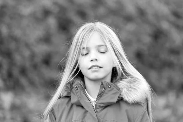 Niño con los ojos cerrados disfrutar de idílico día de otoño — Foto de Stock