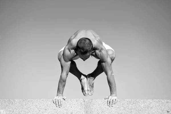 Yoga özgürlük için bir yoldur. Kaslı adam yoga konumda. Yoga eğitmeni kas vücut ile spor. Zihinsel ve fiziksel sağlık. Spor ve sağlık. Başarı sadece benim intikam, siyah ve beyaz — Stok fotoğraf