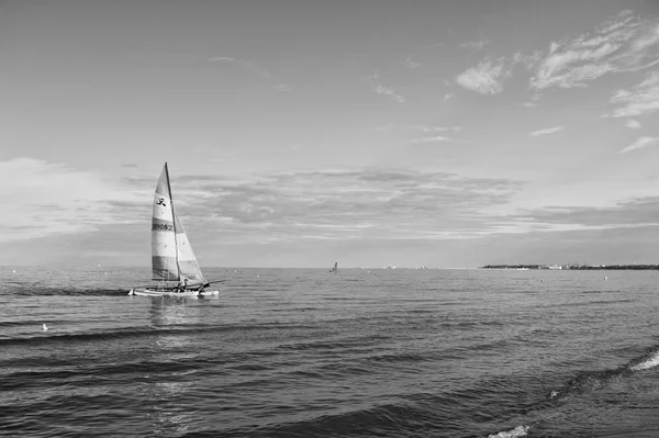 Bateau avec voile vive naviguant en mer de Gdansk, Pologne. Voilier sur l'eau sur un ciel bleu ensoleillé. Aventure estivale et vacances actives. Voile de bateau et la luxure de l'errance. Transport maritime et maritime — Photo