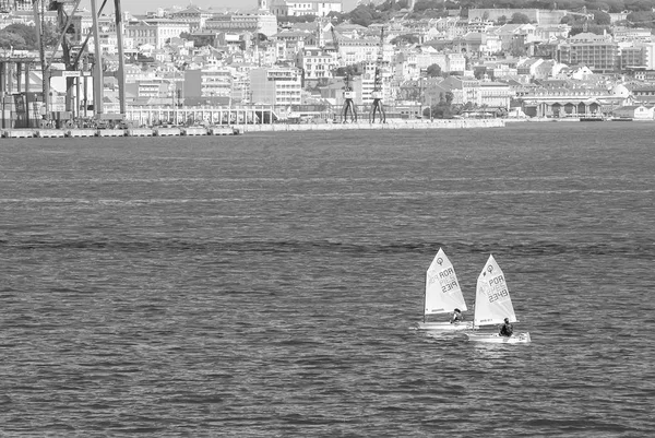 Lisszabon, Portugália - április 03, 2010: vitorlások kék tenger, a városkép. Yacht race süt a nap. Tengeri vitorlás-bajnokság. Regatta és yacht, vitorlás sport. A víz kaland utazik — Stock Fotó