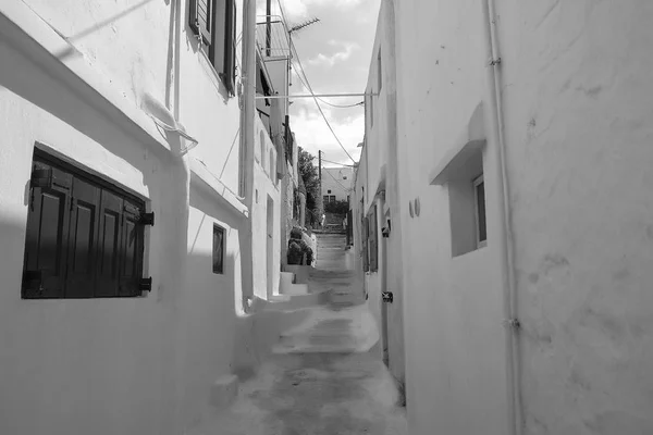 Calle con escalones en Mykonos, Grecia. Casas encaladas con arquitectura de persianas de madera azul. Vacaciones de verano en la isla mediterránea. Viajar y vagabundear. Destino turístico famoso — Foto de Stock