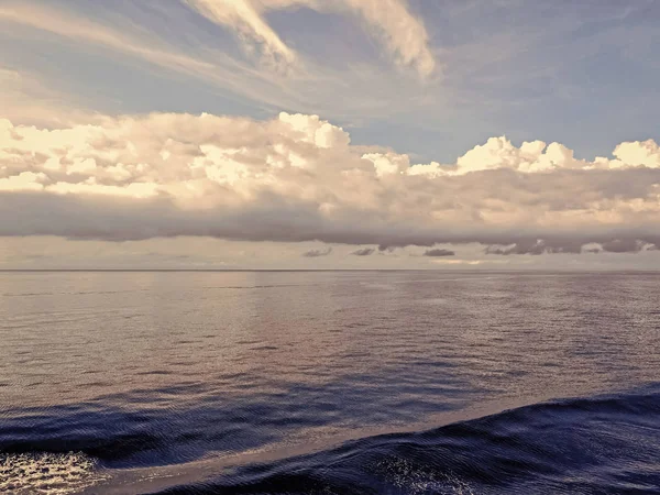 Красивий морський пейзаж з океаном, морською водою і блакитним небом — стокове фото