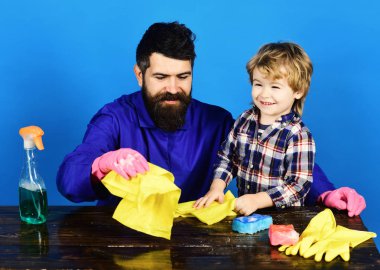 Adam ile mavi arka plan üzerinde mutlu çocuk.