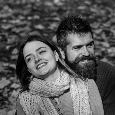 İlişki ve sonbahar zaman kavramı. Eşarp aşık çift