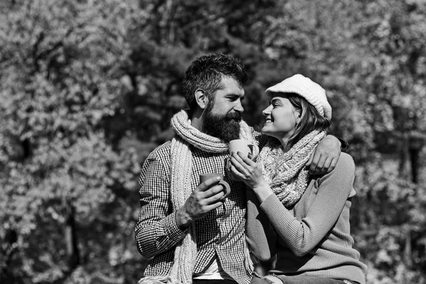 Menina Barbudo Cara Amantes Abraço Encontro Casal Apaixonado Por Lenços — Fotografia de Stock