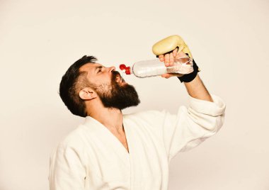 Egzersiz ve ferahlatıcı konsept. Meşgul yüzlü karateci.