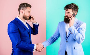 İş adamları Internet modern teknolojileri iletişim için kullanır. İş ortağı arama. Konuşma ile meşgul düzenlemeler onaylayın. İşadamları modern gadget smartphone ile online erişim kullanın.