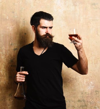 Maço merak yüz içecekler konyak ya da viski ile.