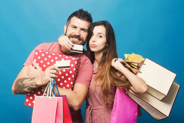 Sakal ve Bayan adam alışveriş yapmak. Alışveriş ve moda — Stok fotoğraf