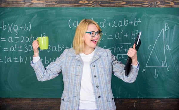 Žena s tea cup a dokumentů složky tabuli pozadím. Čas na odpočinek. Učitelka pít čaj nebo kávu a zůstat pozitivní. Najdete čas k odpočinku a zůstat pozitivní. Udržovat pozitivní přístup k práci — Stock fotografie