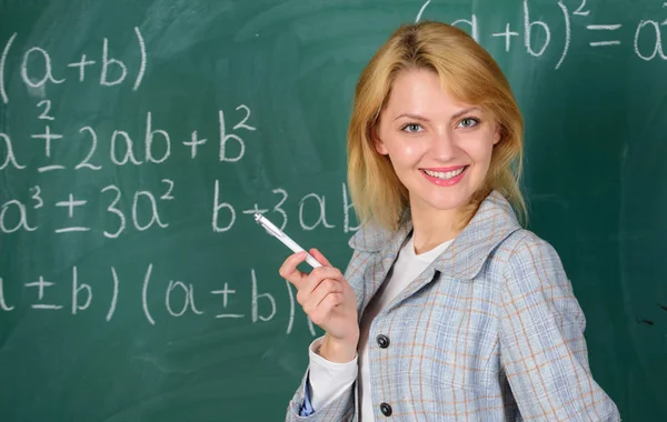 Condições de trabalho dos professores. Ela gosta do trabalho dela. De volta ao conceito de escola. Condições de trabalho que os futuros professores devem considerar. Mulher sorrindo educador sala de aula quadro fundo — Fotografia de Stock