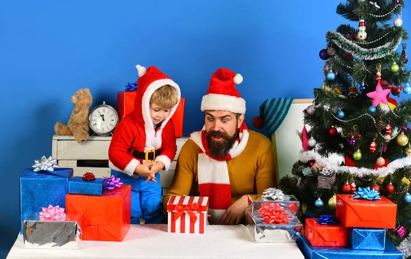 Weihnachts- und Kindheitskonzept - lächelnder kleiner Junge — Stockfoto