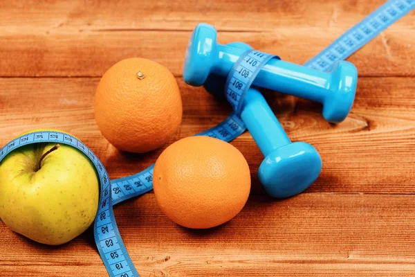 測定テープ、重量ダンベル ダイエット コンセプトのオレンジ、リンゴ — ストック写真