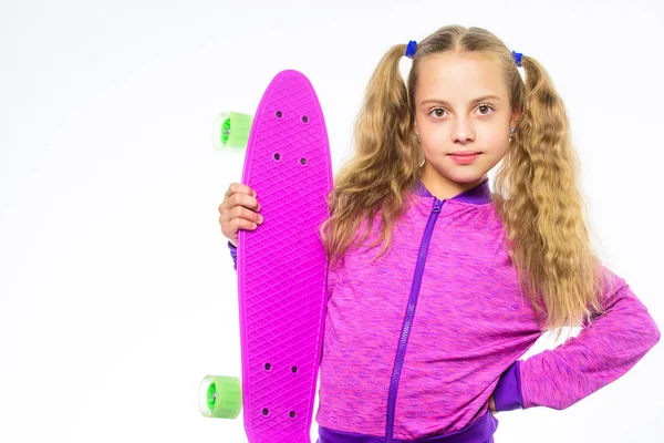 究極の贈り物のリストの女の子のための完璧なプレゼントを選ぶを助けます。子供は、ペニーのボードを保持します。子供の長い髪は、ペニーのボードを運ぶ。毎日スケーターのプラスチック スケート ボード。彼女の夢のペニー ボード。子供のための最もよいギフト — ストック写真